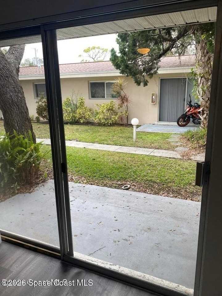 1552 Guava Ave #B - Photo 6 of 15