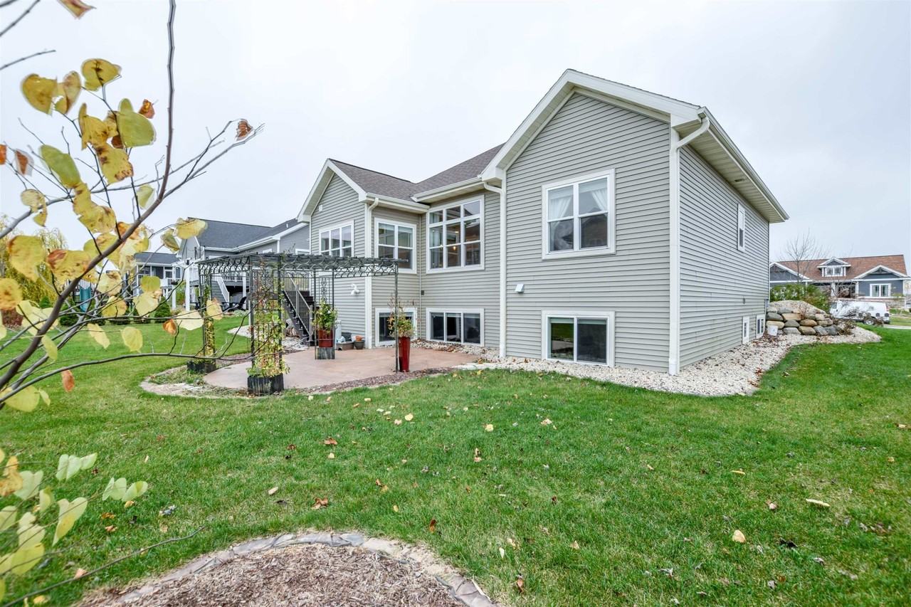 6586 Wolf Hollow Rd - Photo 3 of 44