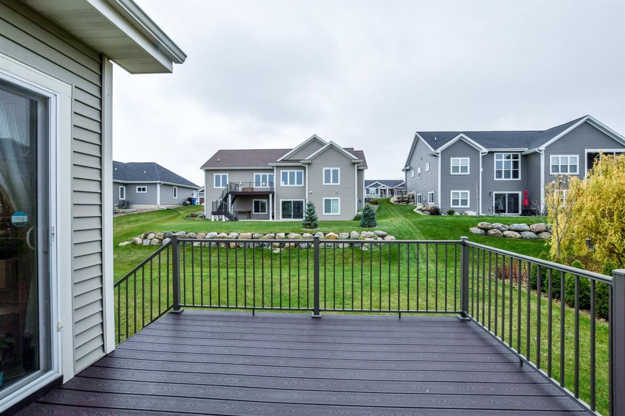 6586 Wolf Hollow Rd - Photo 4 of 44