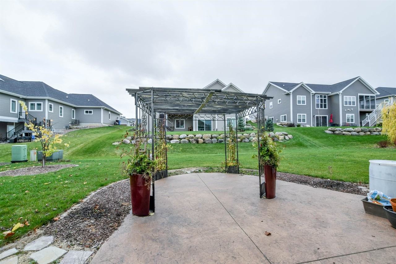6586 Wolf Hollow Rd - Photo 6 of 44