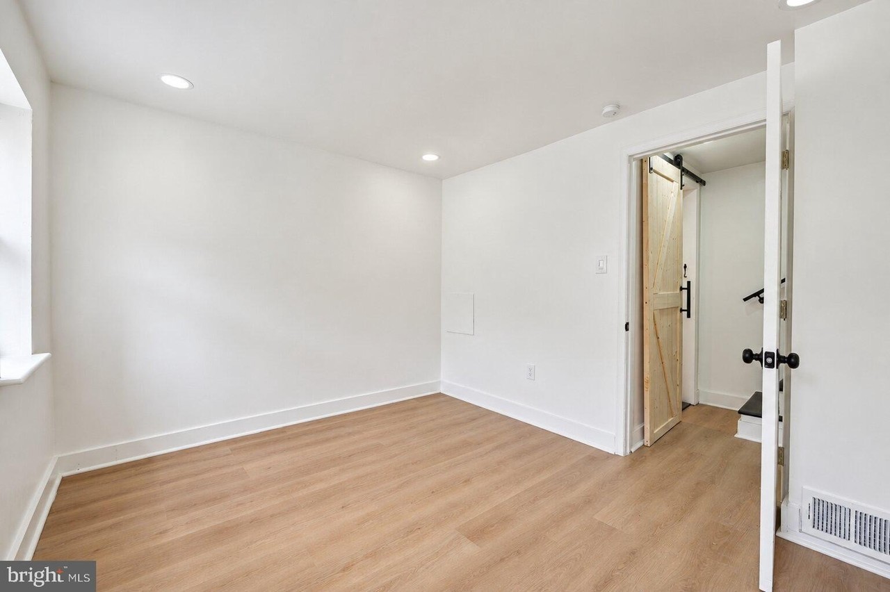 109 W Thompson St - Photo 6 of 15