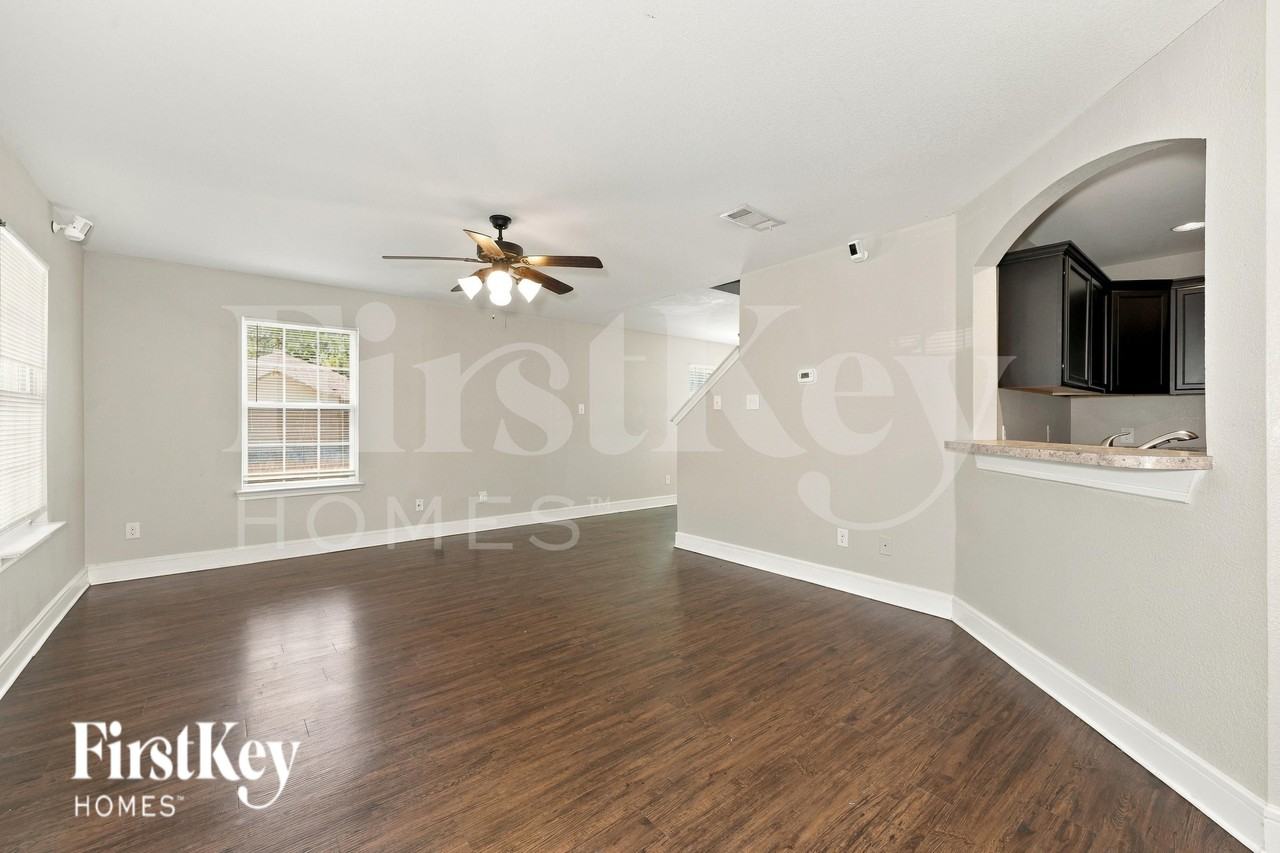 1945 Cross Oaks Dr - Photo 2 of 20