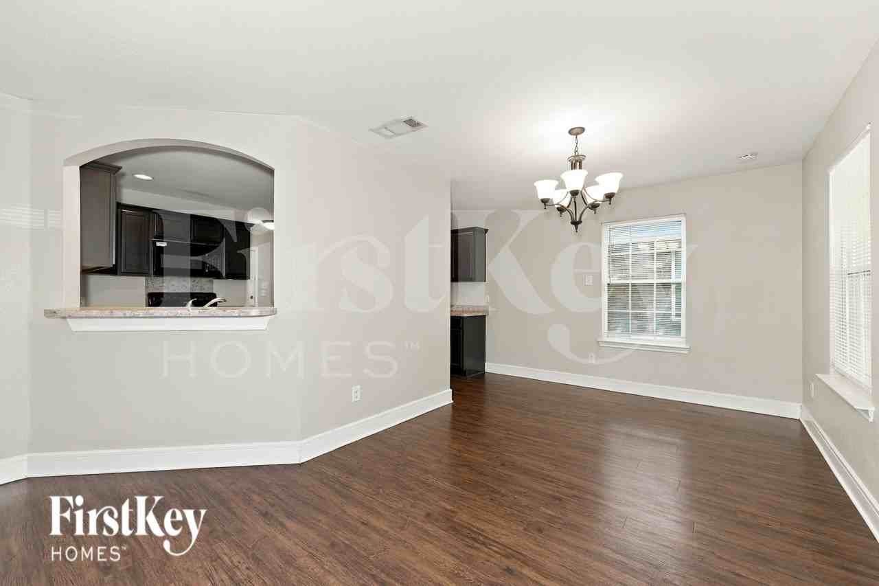 1945 Cross Oaks Dr - Photo 4 of 20