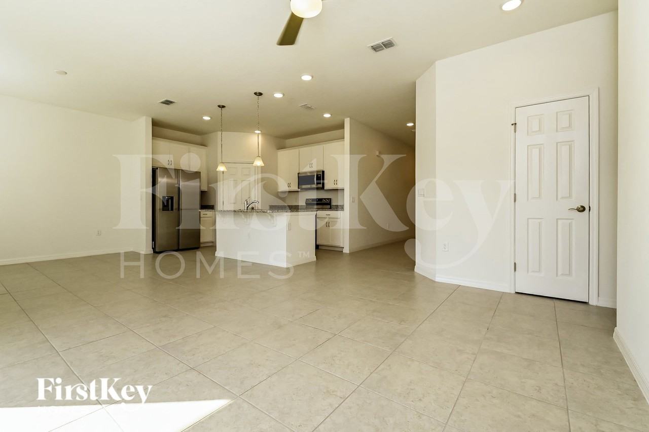 315 Corbel Ln - Photo 3 of 15