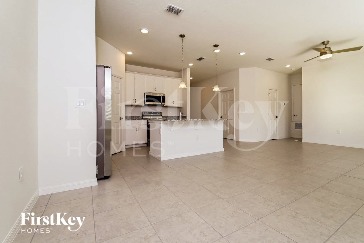 315 Corbel Ln - Photo 4 of 15