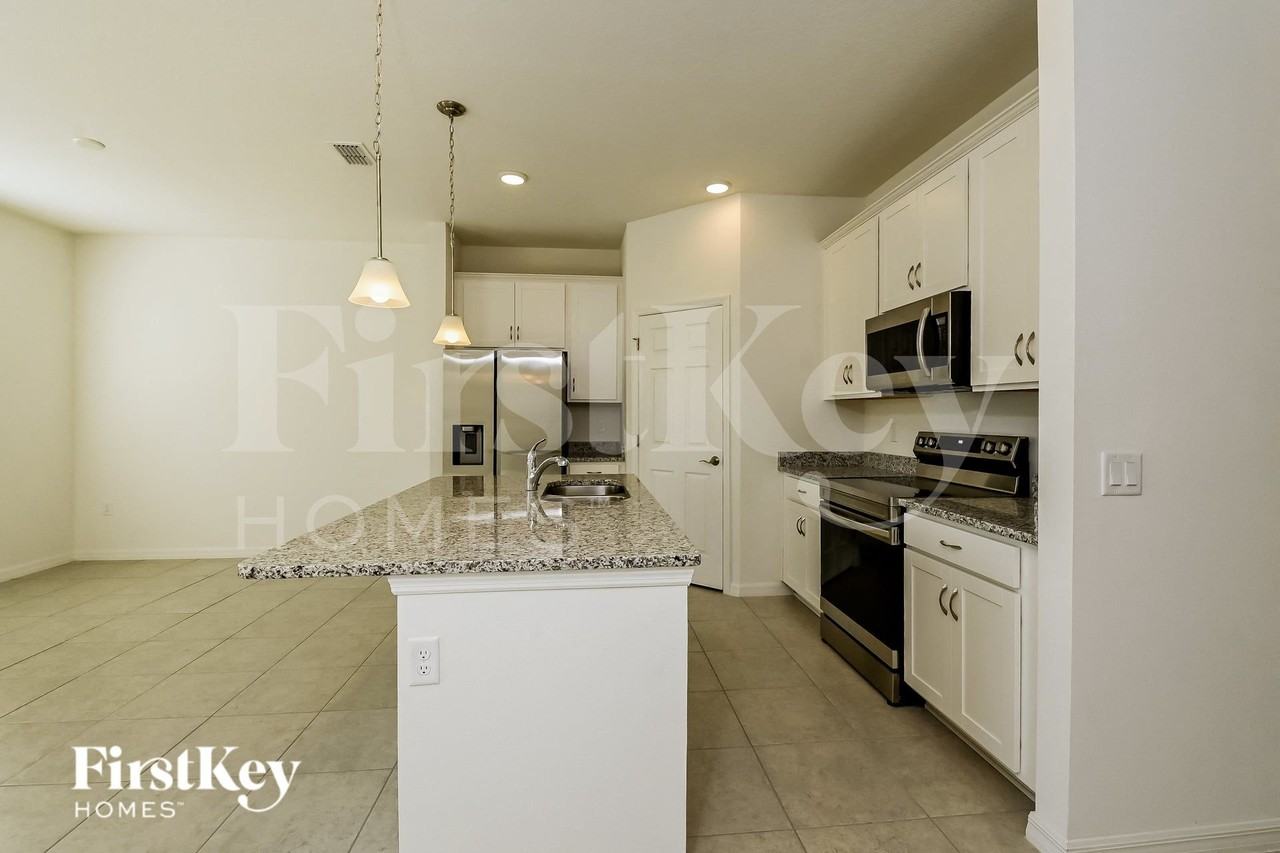315 Corbel Ln - Photo 5 of 15