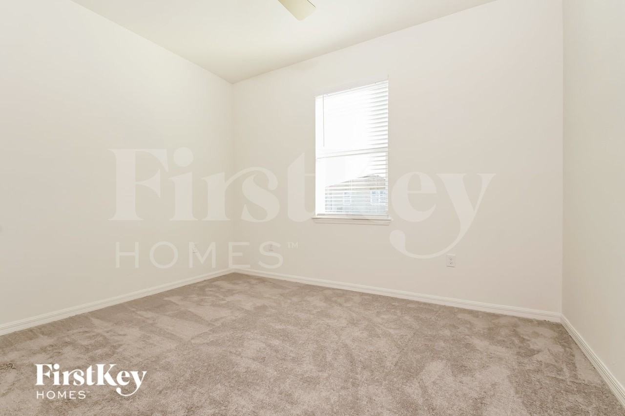315 Corbel Ln - Photo 7 of 15