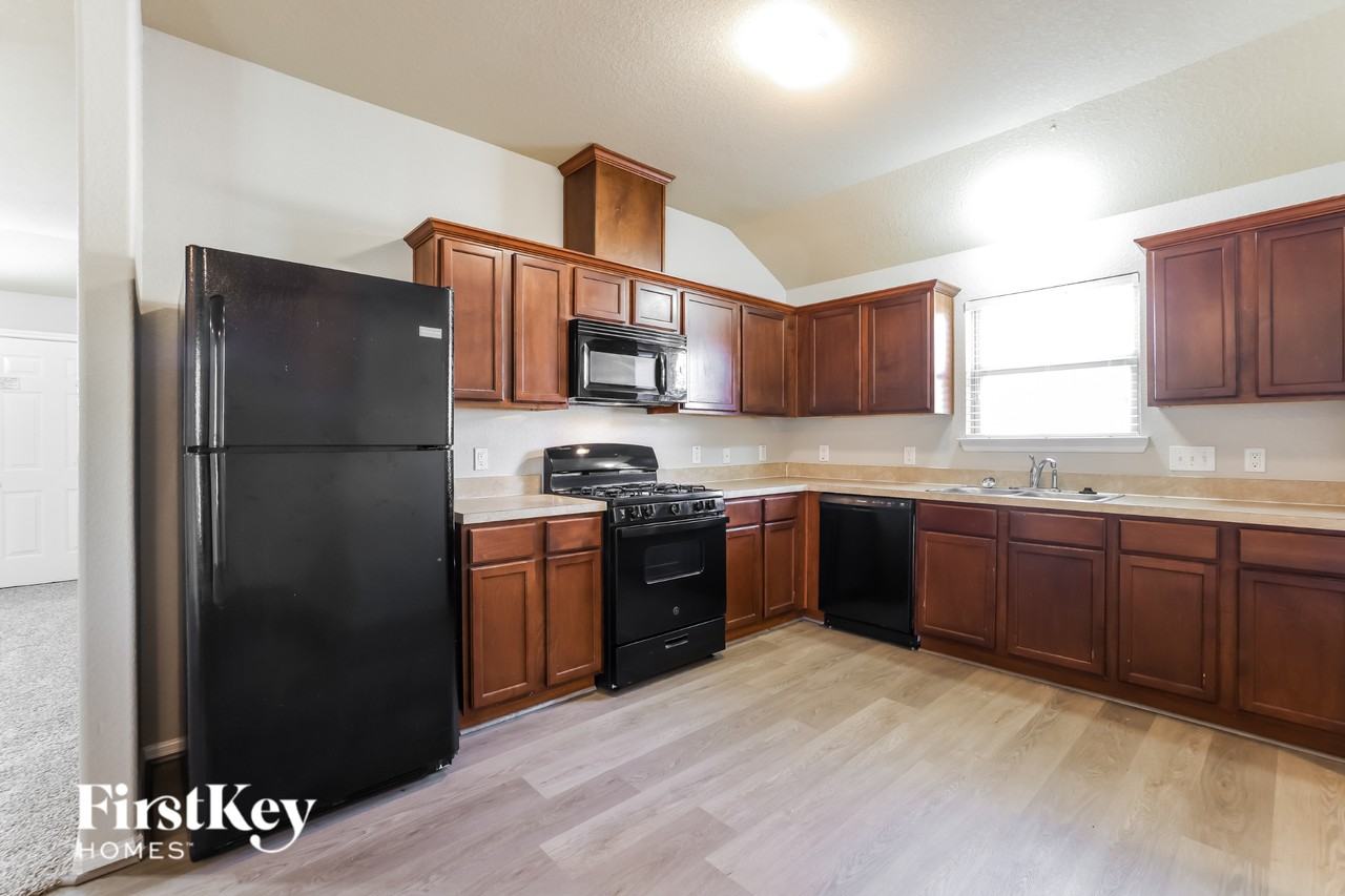 7909 Big Oak Dr - Photo 5 of 16
