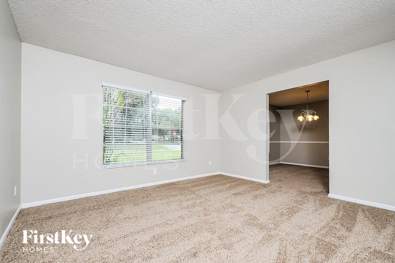 6327 Oak Sq W - Photo 2 of 15