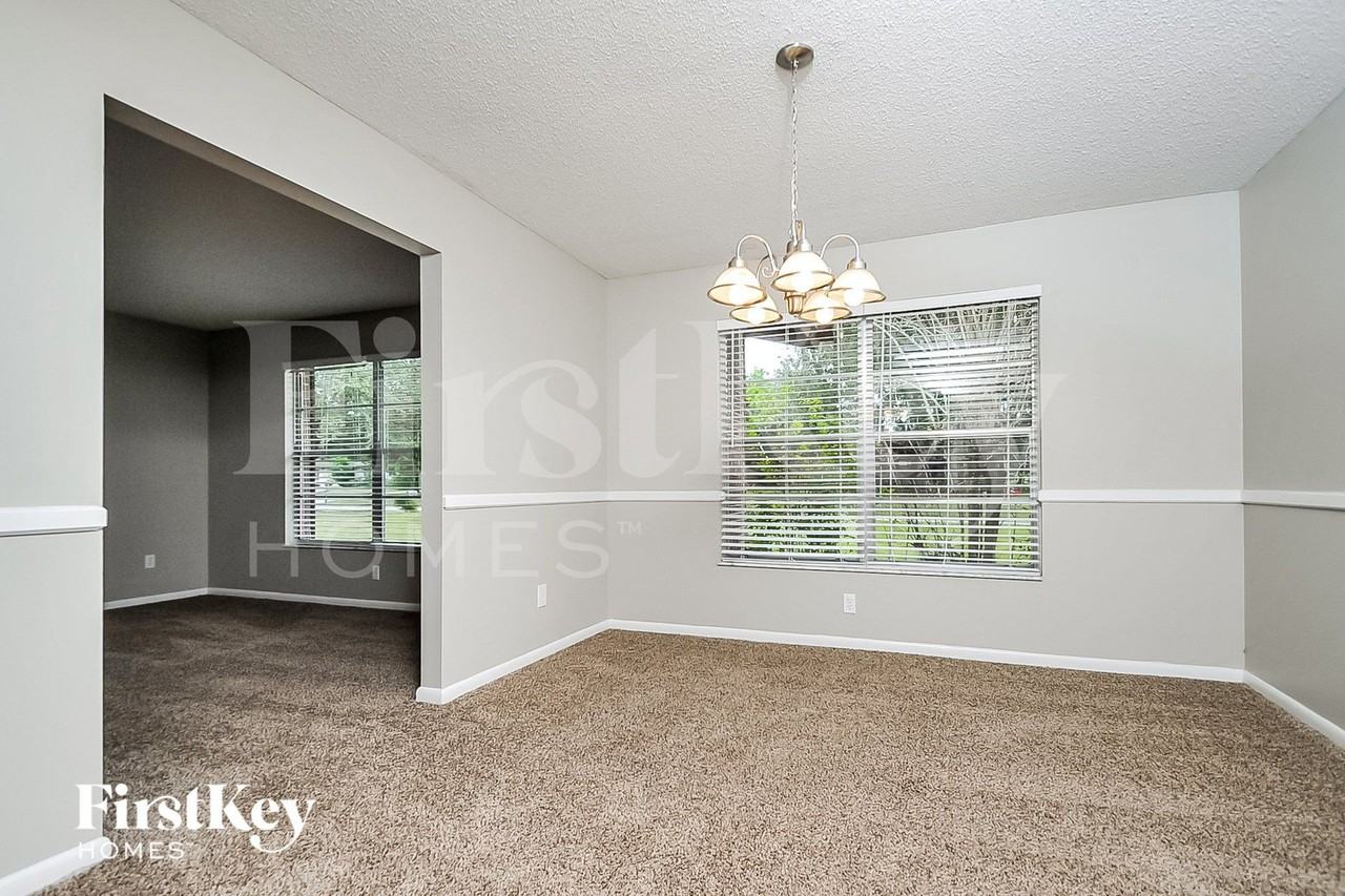 6327 Oak Sq W - Photo 3 of 15