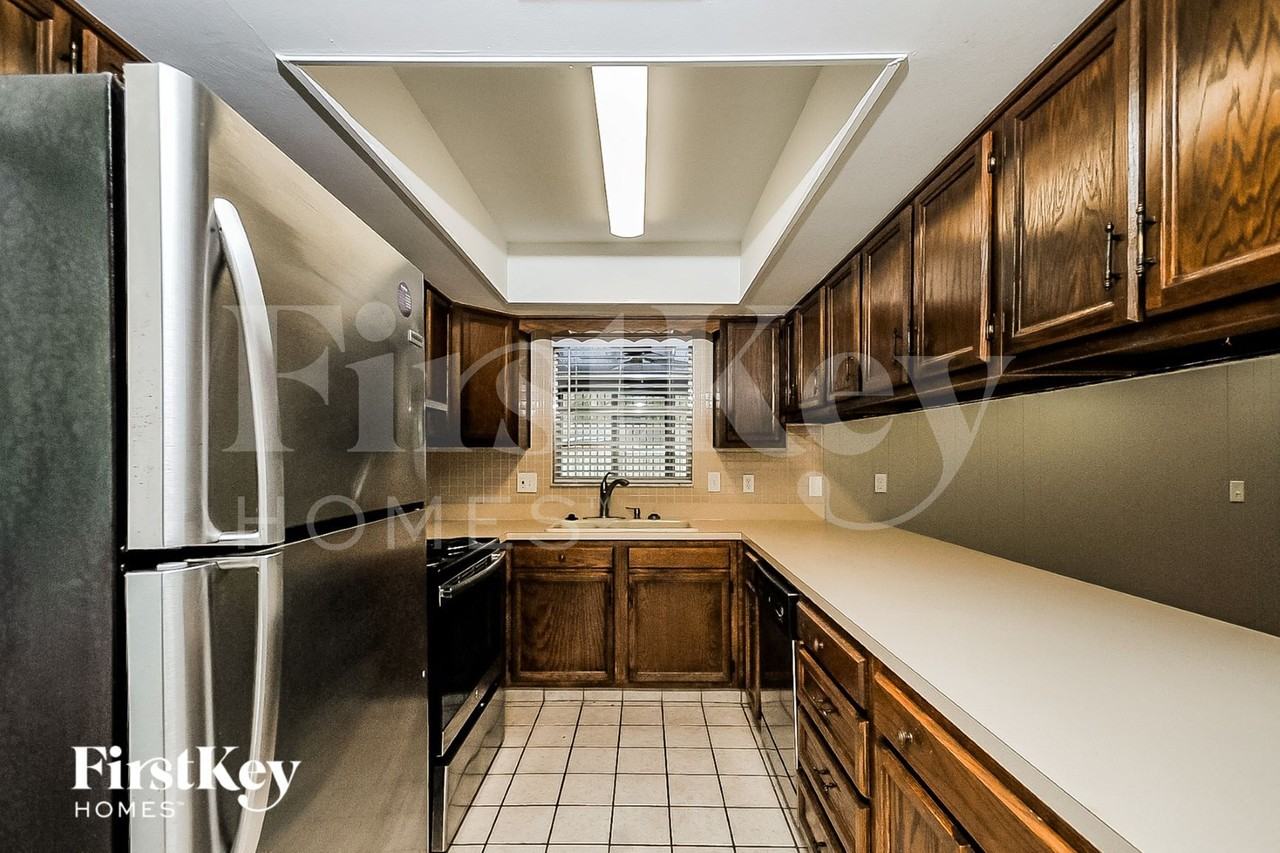 6327 Oak Sq W - Photo 4 of 15
