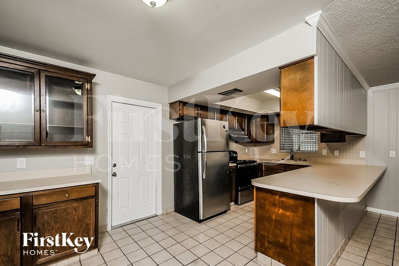 6327 Oak Sq W - Photo 5 of 15