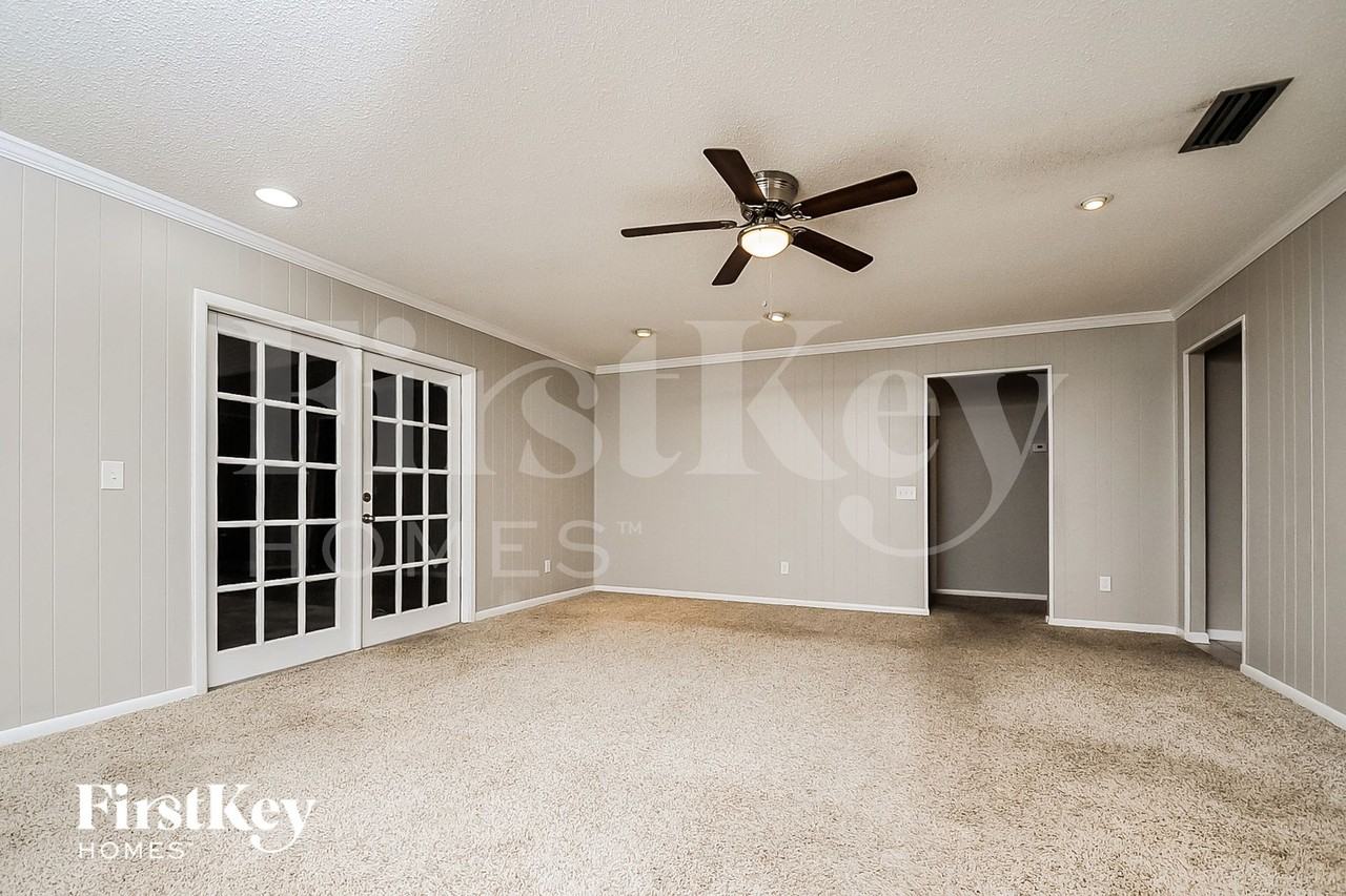 6327 Oak Sq W - Photo 6 of 15