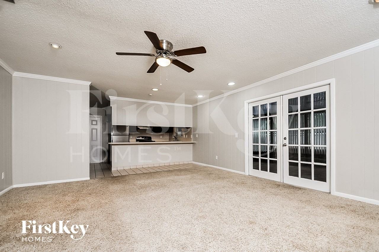 6327 Oak Sq W - Photo 7 of 15
