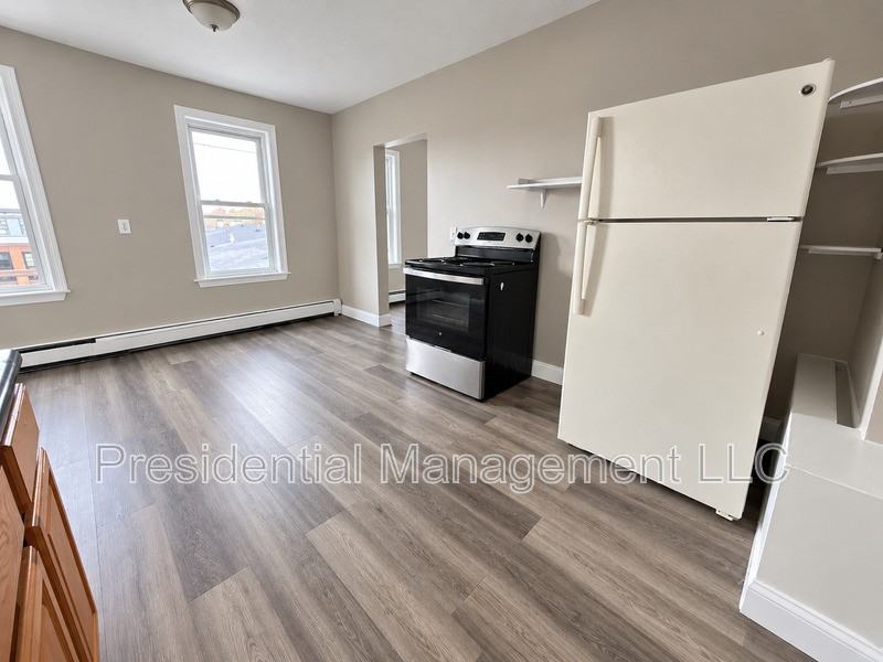 258 Lawrence St #REF4 - Photo 3 of 15