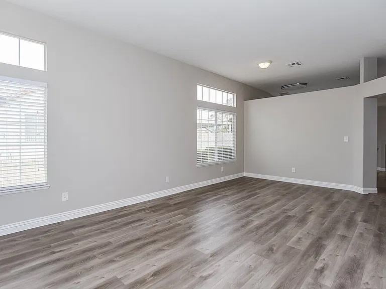 806 Zinnia Cir - Photo 3 of 14