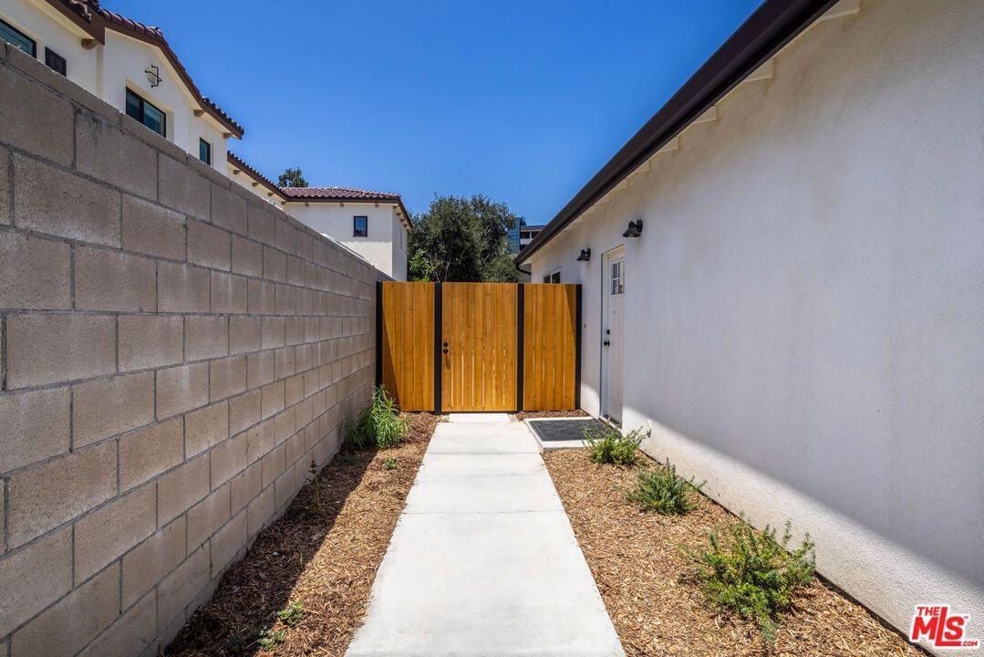 345 Genoa St ##Adu - Photo 4 of 47