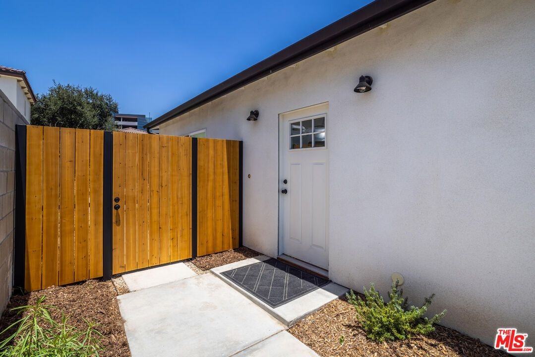 345 Genoa St ##Adu - Photo 5 of 47