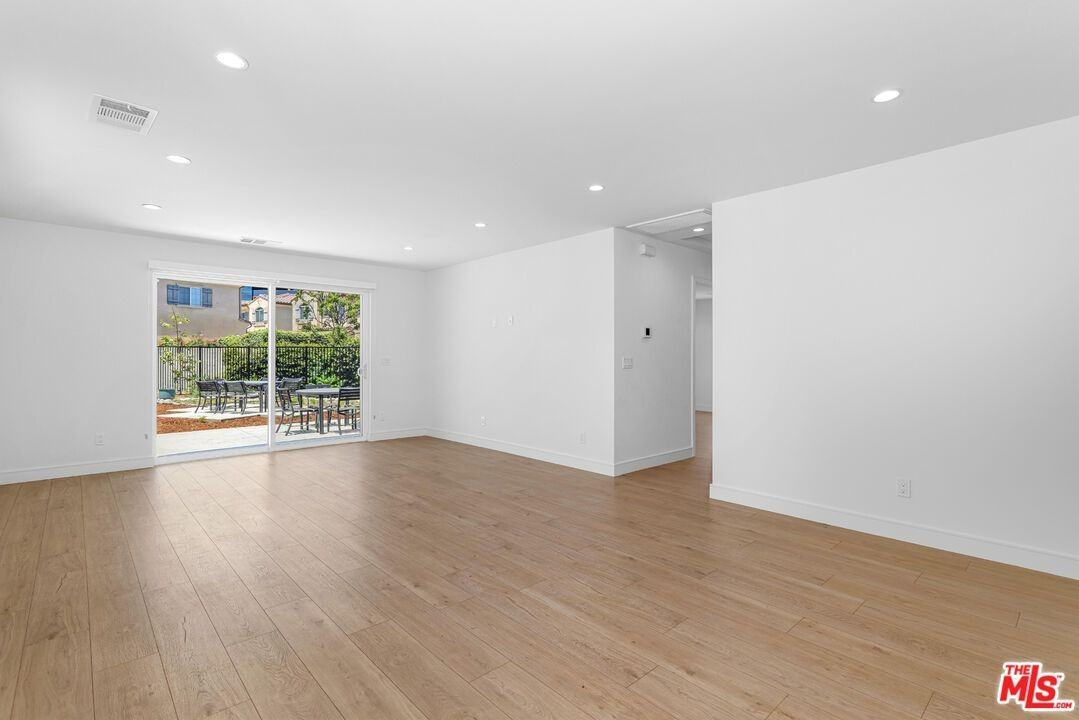 345 Genoa St ##Adu - Photo 7 of 47