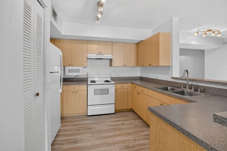 213 Villa Circle #213 - Photo 3 of 10