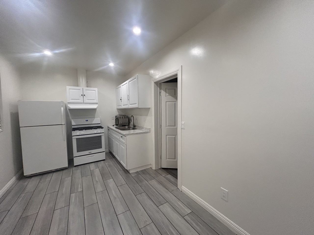 16625 Chatsworth St - Photo 7 of 11