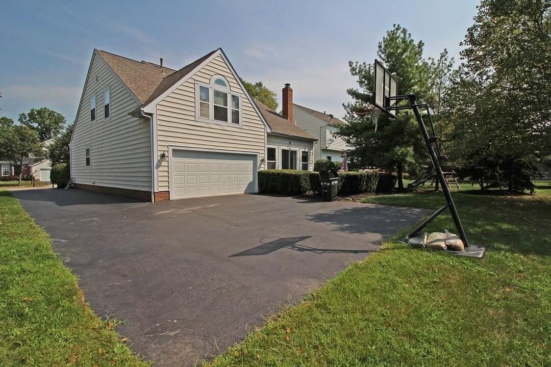 225 Stamford Dr - Photo 4 of 22