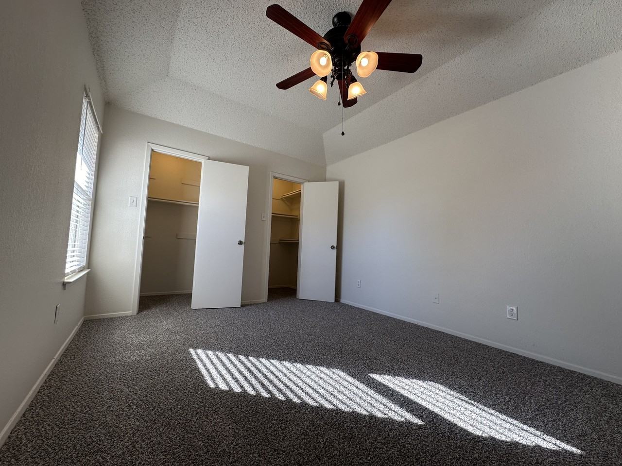 1042 Winscott Rd #B - Photo 4 of 10