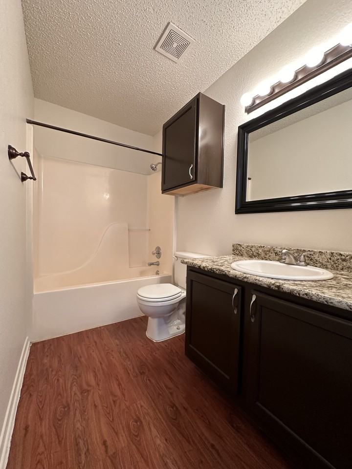 1042 Winscott Rd #B - Photo 5 of 10