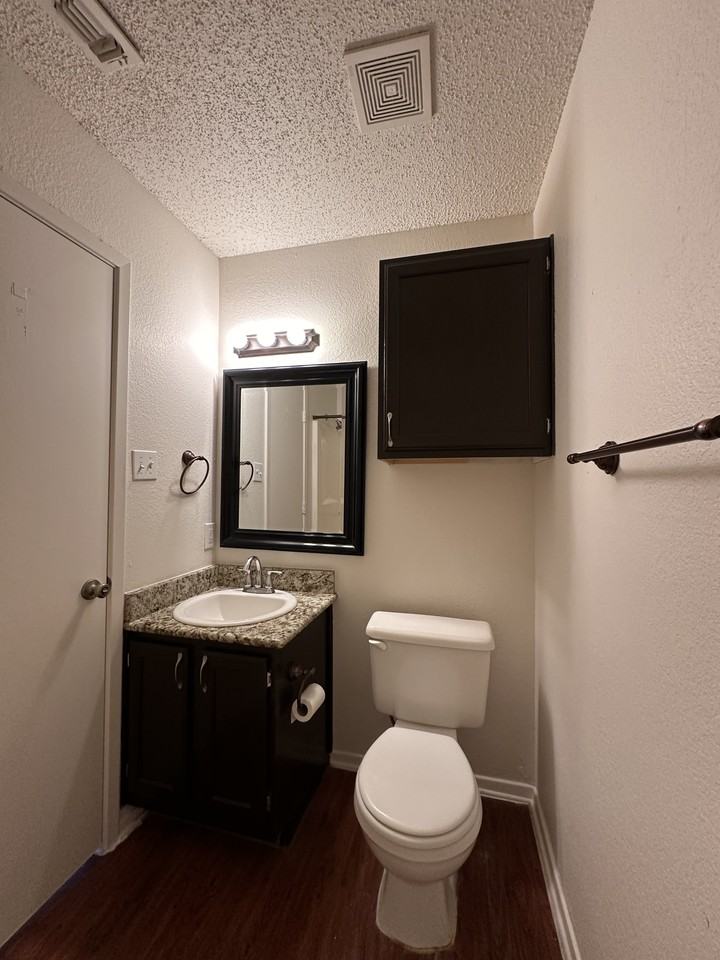 1042 Winscott Rd #B - Photo 7 of 10
