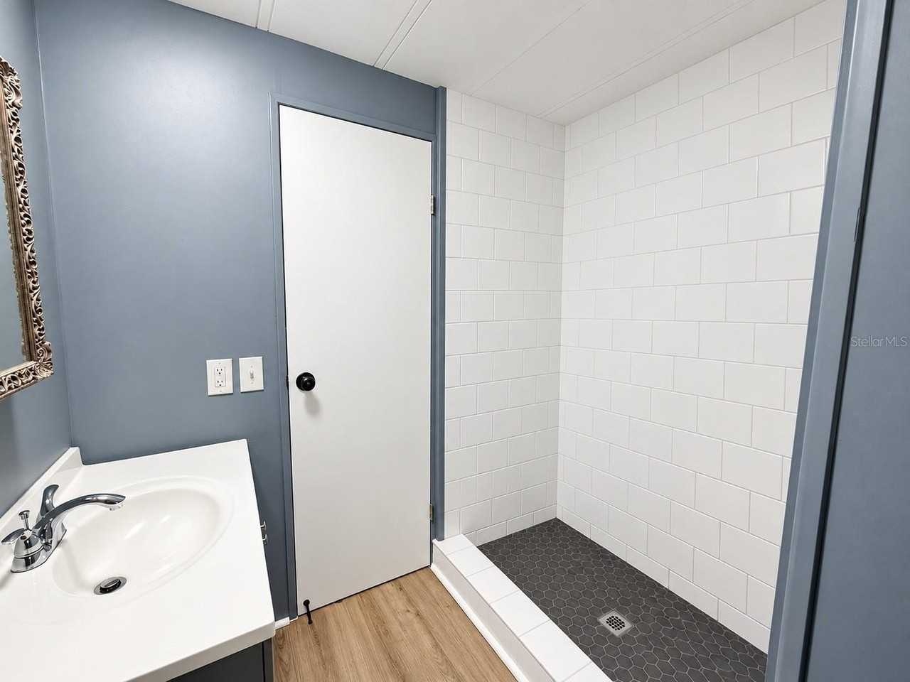 5640 Van Doren Ave - Photo 6 of 9