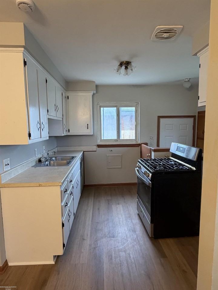 25340 Campbell Ave - Photo 4 of 14