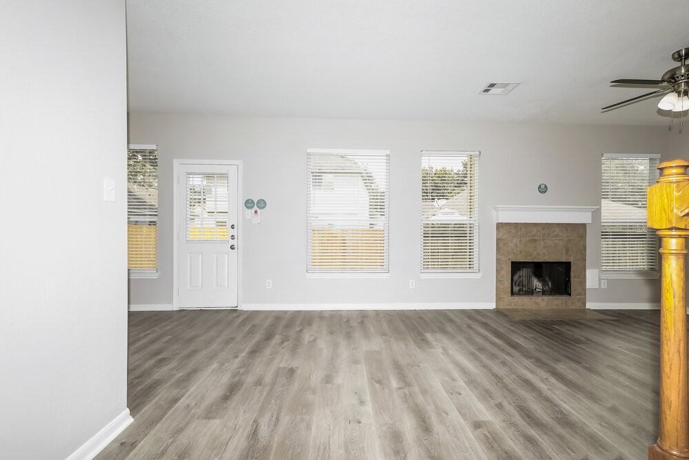 993 Oak Lynn Dr - Photo 4 of 17