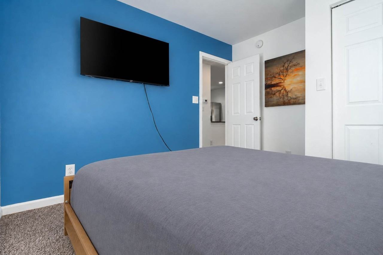 2549 Columbia Ave #1332865P - Photo 4 of 23
