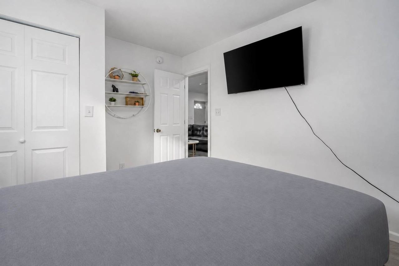 2549 Columbia Ave #1332865P - Photo 6 of 23