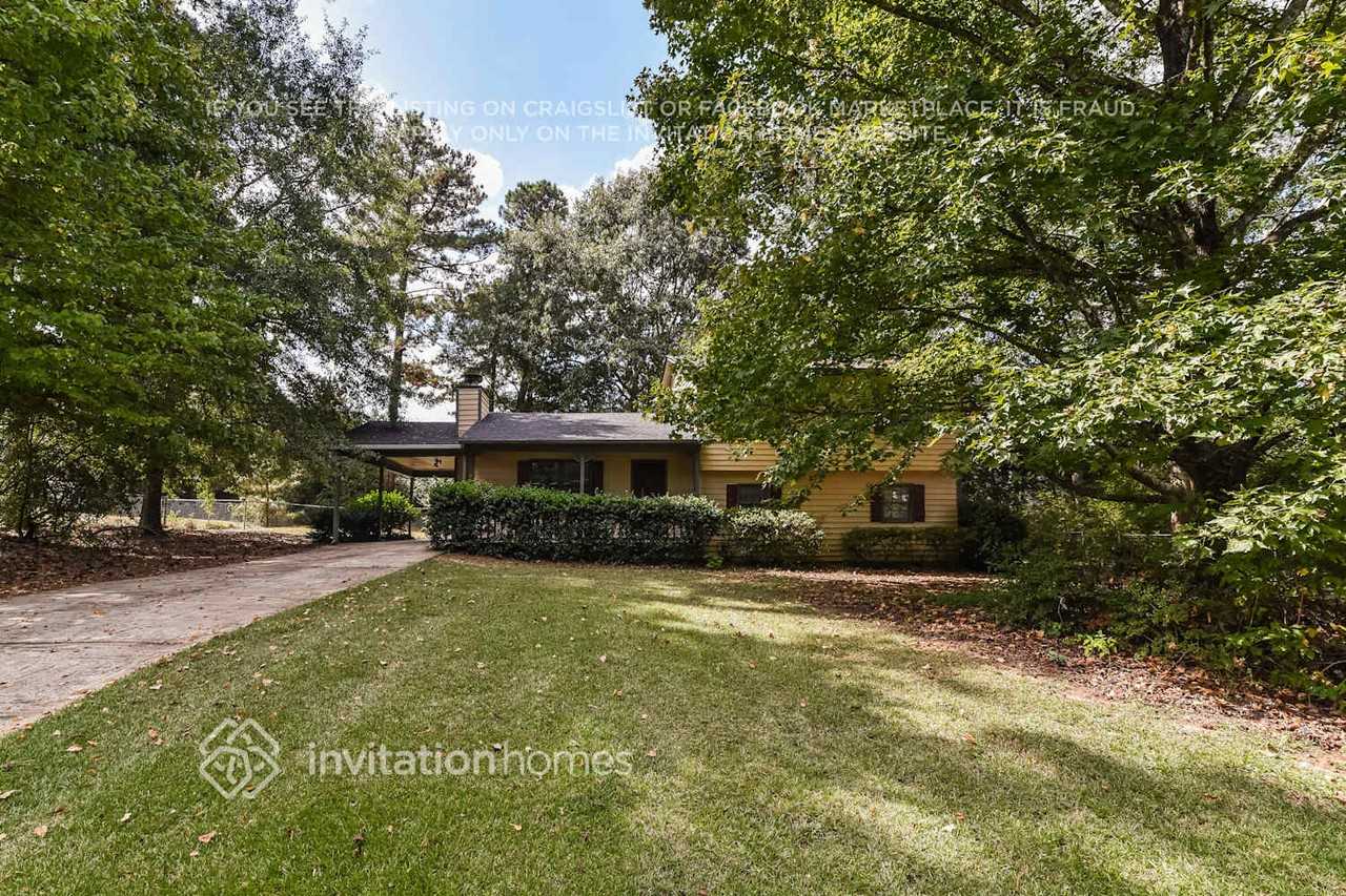 814 Marthas Dr - Photo 2 of 18