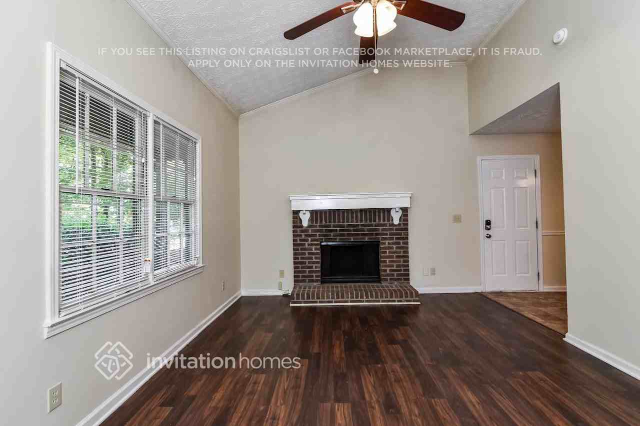 814 Marthas Dr - Photo 3 of 18