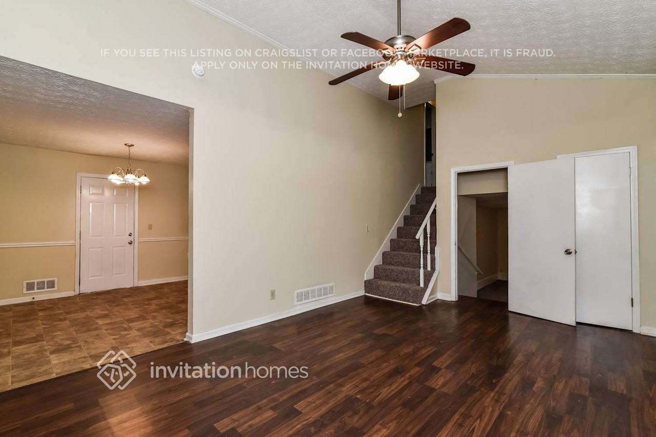 814 Marthas Dr - Photo 4 of 18