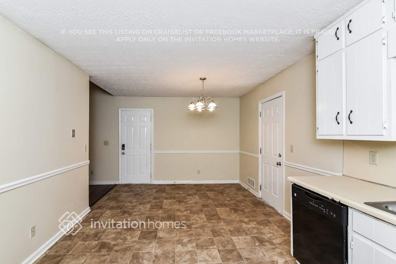 814 Marthas Dr - Photo 5 of 18