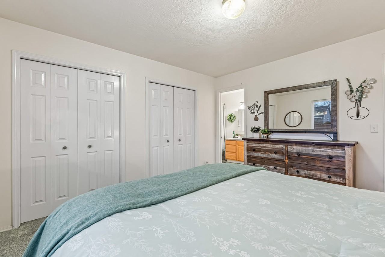 727 W Clark Ave #1642456P - Photo 7 of 40