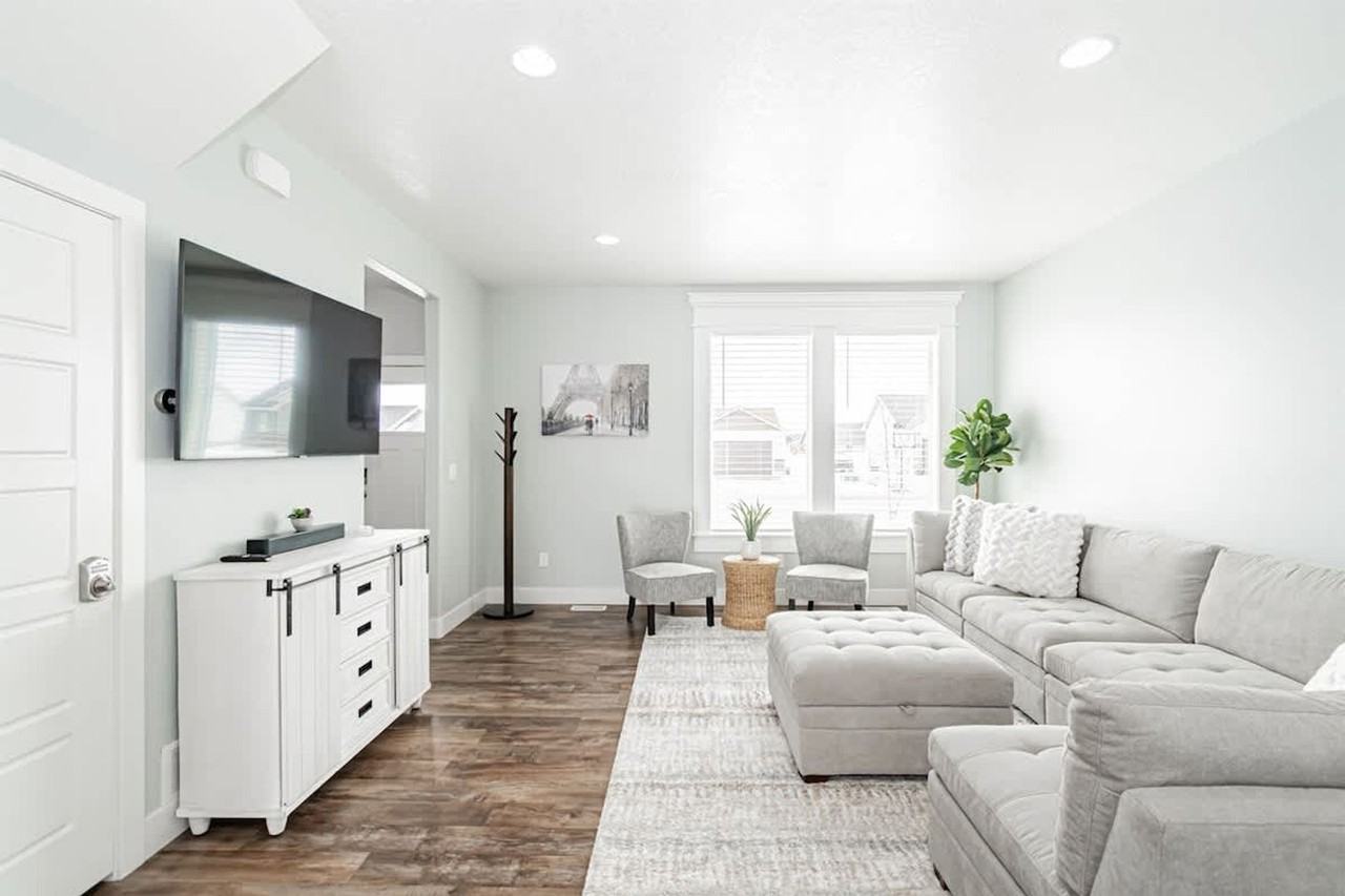 1654 Angela St #1642459P - Photo 4 of 50