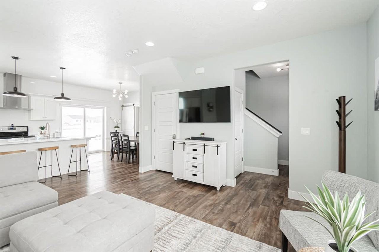 1654 Angela St #1642459P - Photo 5 of 50