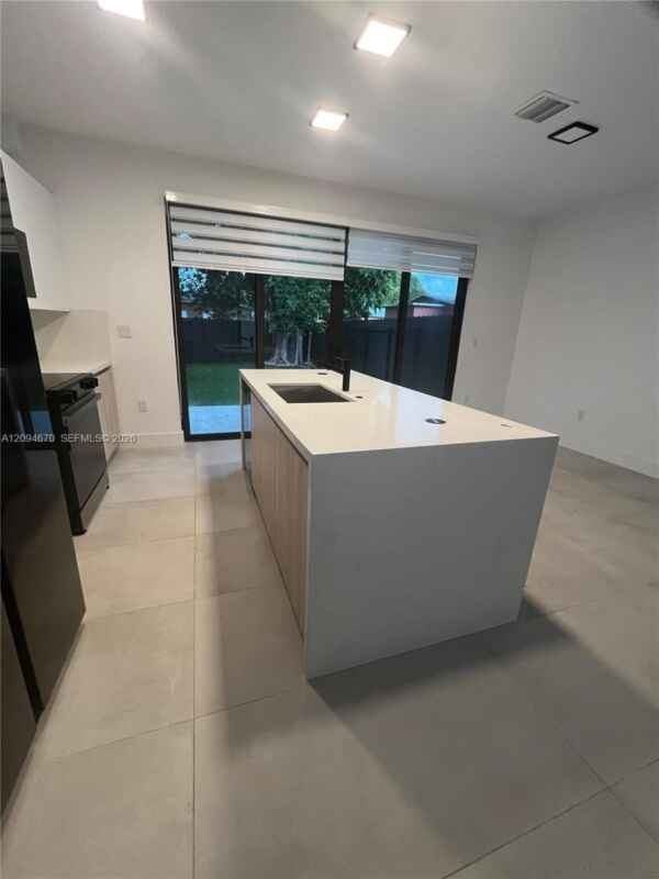 919 Nw 55th St - Photo 4 of 17