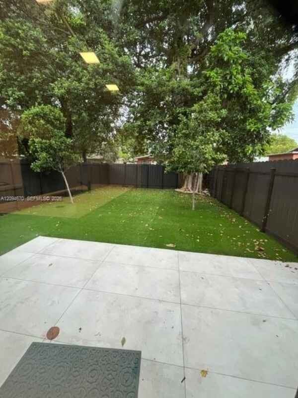 919 Nw 55th St - Photo 5 of 17