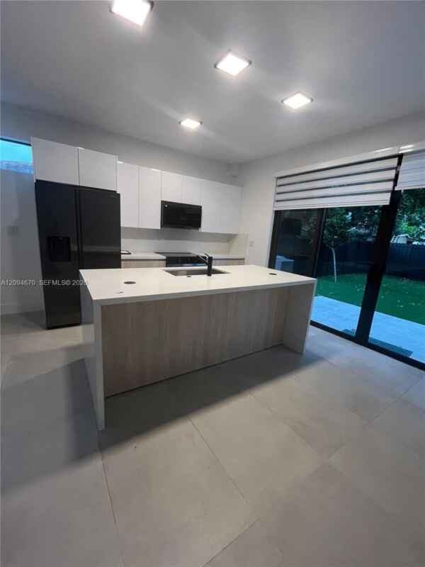 919 Nw 55th St - Photo 7 of 17