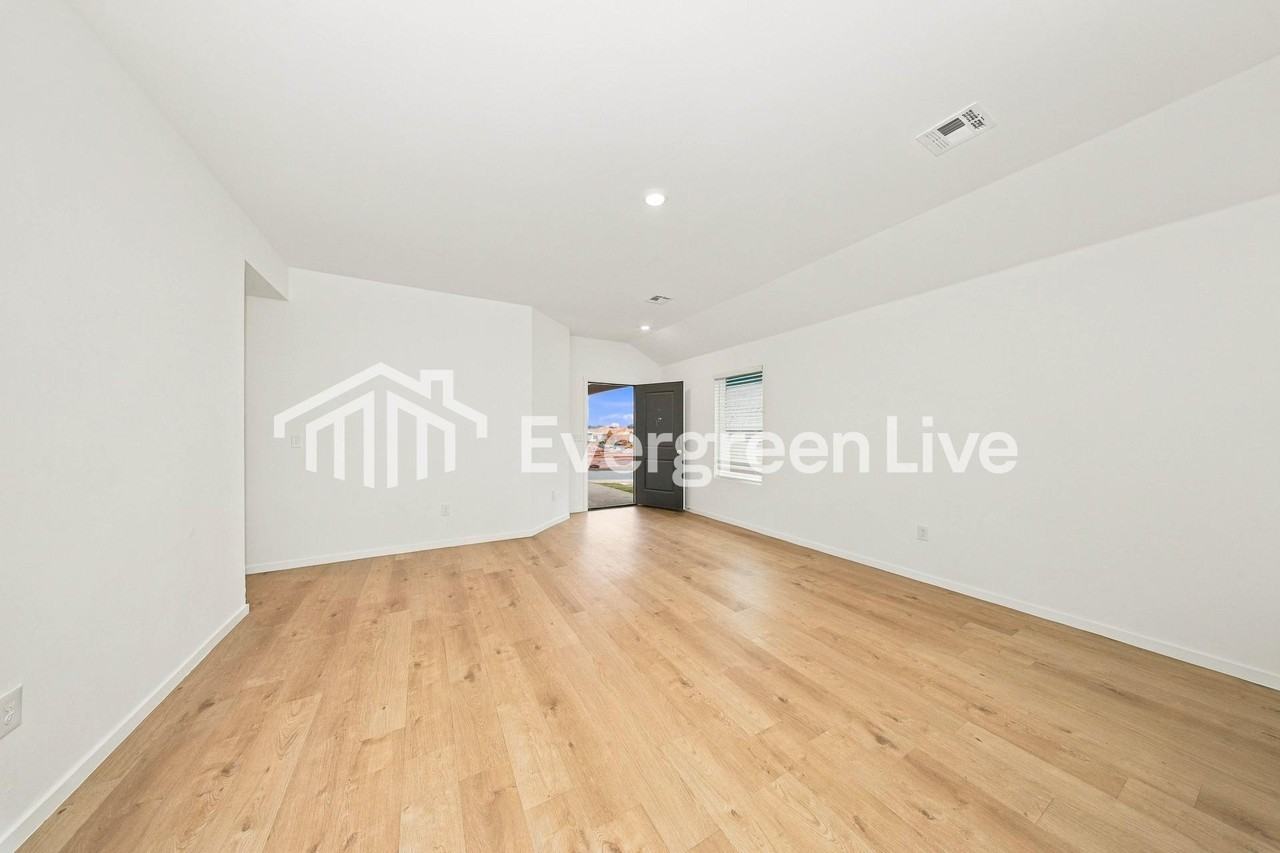 5940 Norway Spruce Street - Photo 5 of 16