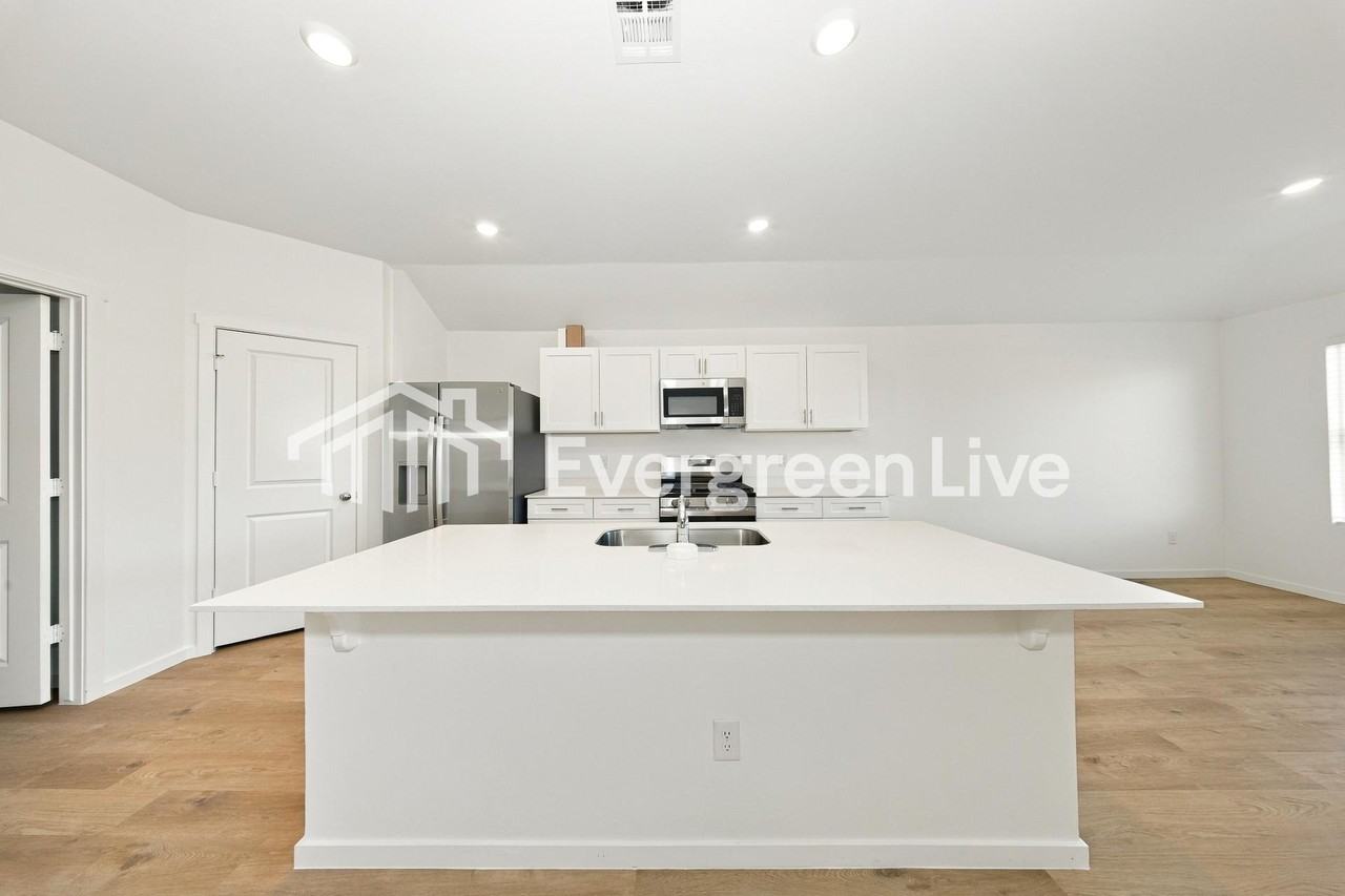5421 Daxton Dr - Photo 5 of 16
