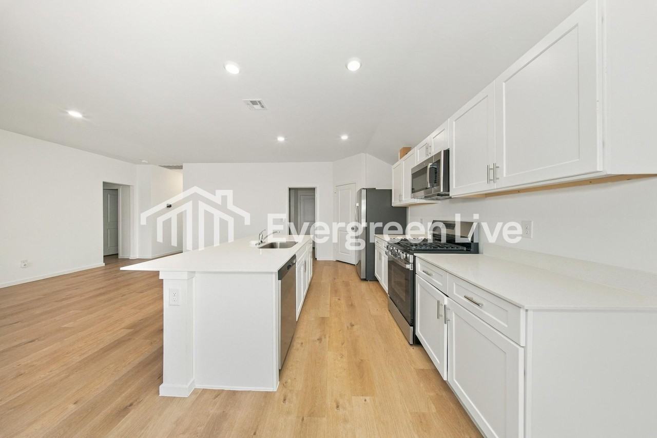 5421 Daxton Dr - Photo 6 of 16