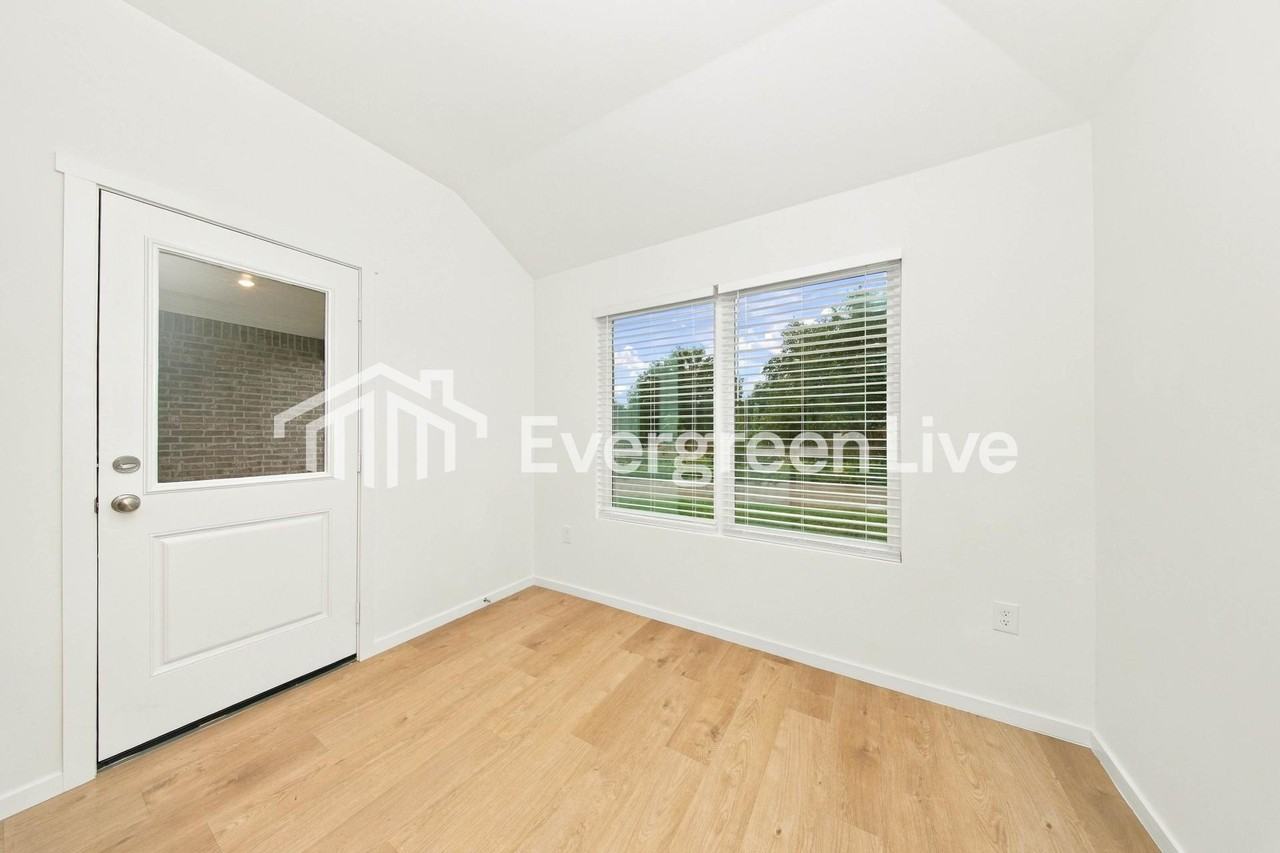 6032 Norway Spruce Street - Photo 5 of 15