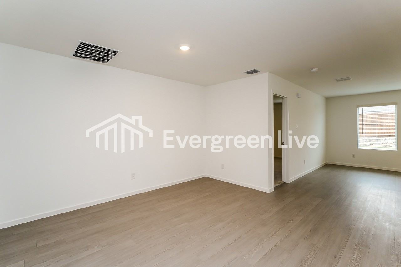 2032 Welsh Ln - Photo 4 of 16