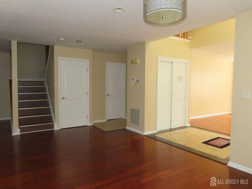 107 Amy Dr - Photo 3 of 36